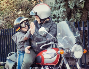 Photo souvenir enfant a l'arrière d'une moto vintage
