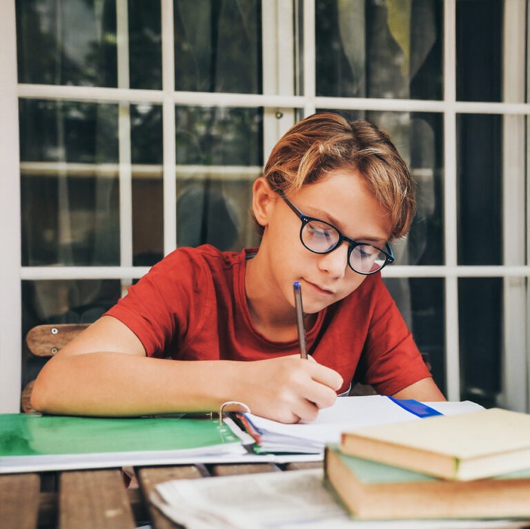 Les cahiers de vacances rendent-ils vraiment service à vos Petits-Enfants ?