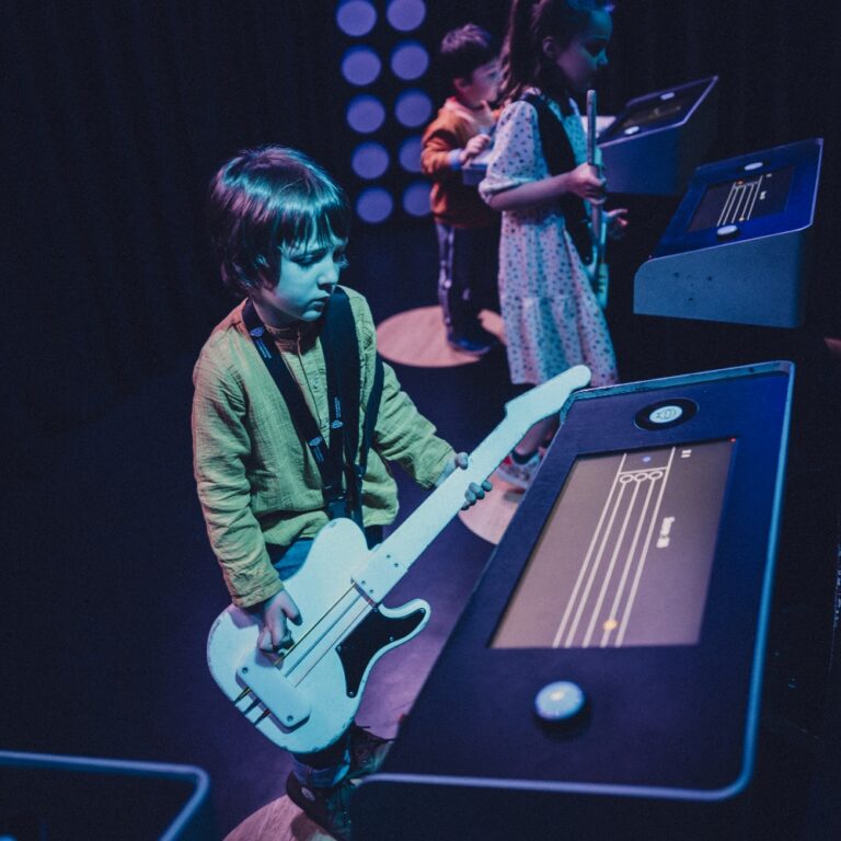 Pourquoi "Écoute les couleurs" est LA sortie à faire avec vos Petits-Enfants pendant les vacances de Noël
