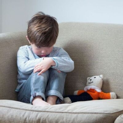 Les 5 phrases qui blessent un Petit-Enfant sans qu’on s’en rende compte